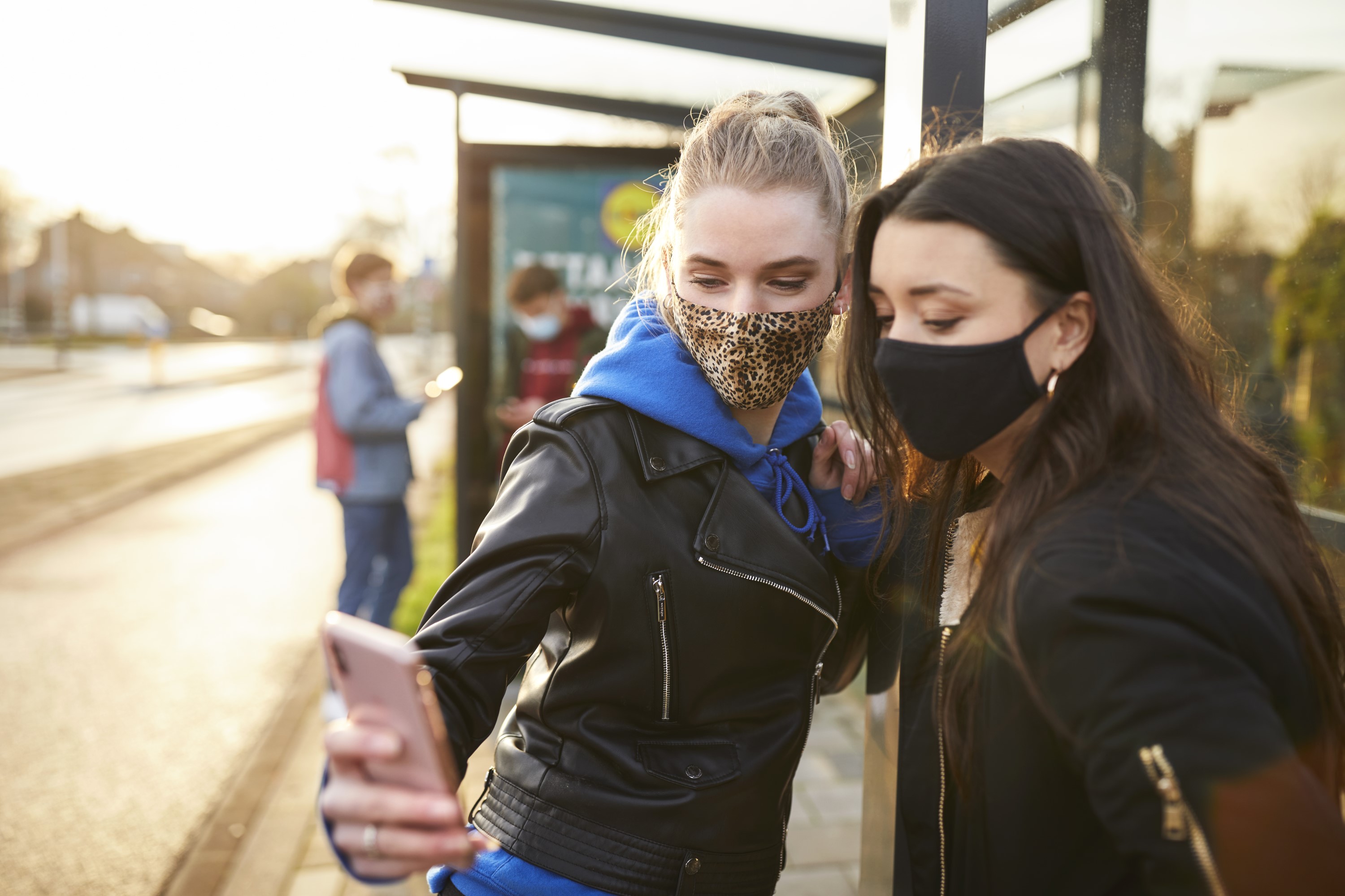 CitoLab - twee leerlingen maken selfie bij bushokje