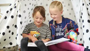 Leerlingen primair onderwijs in een tent Leerlingen primair onderwijs in een tent