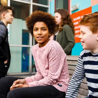 Cito volgsysteem VO - drie leerlingen in de pauze Cito volgsysteem VO - drie leerlingen in de pauze