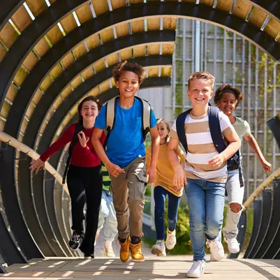 Leerlingen rennen buiten school Leerlingen rennen buiten school