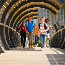 Leerlingen rennen buiten school Leerlingen rennen buiten school