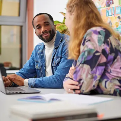 Cito volgsysteem VO - twee docenten bespreken resultaten leerlingen Cito volgsysteem VO - twee docenten bespreken resultaten leerlingen
