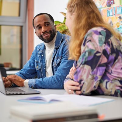 Cito volgsysteem VO - twee docenten bespreken resultaten leerlingen