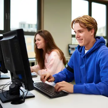 Cito volgsysteem VO - leerling bovenbouw maakt volgsysteem toets achter pc Cito volgsysteem VO - leerling bovenbouw maakt volgsysteem toets achter pc