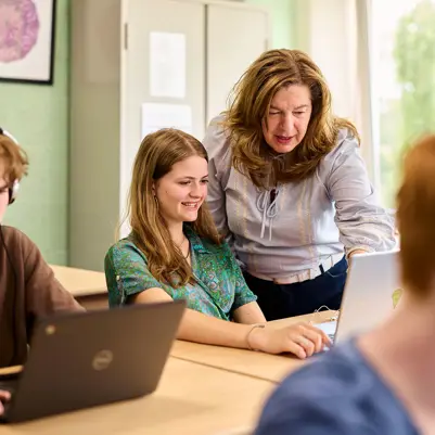 Docent in gesprek met leerling Docent in gesprek met leerling