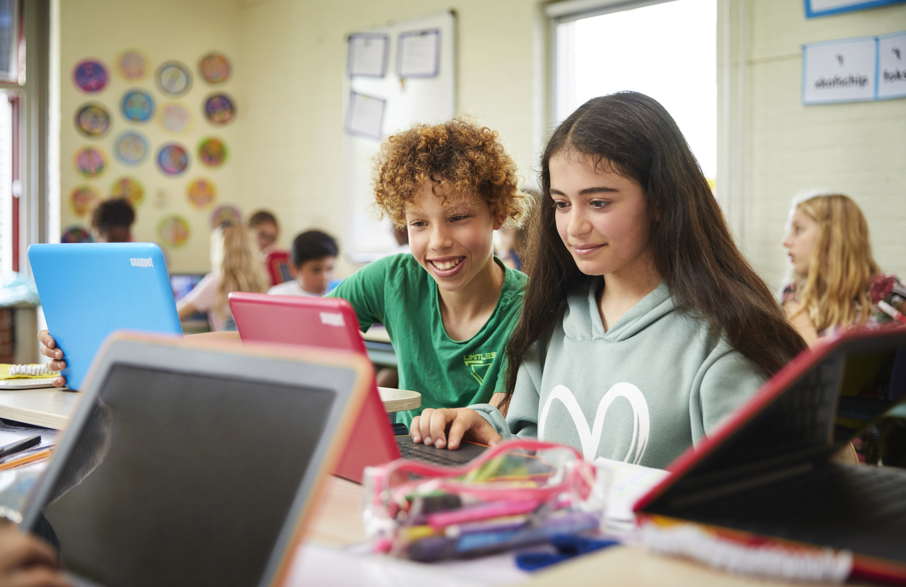 Leerlingen primair onderwijs achter de laptop