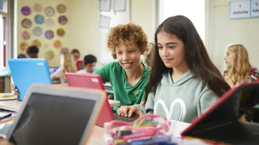 Leerlingen primair onderwijs achter de laptop Leerlingen primair onderwijs achter de laptop