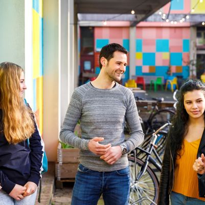 Cito volgsysteem VO - twee leerlingen in gesprek met twee docenten