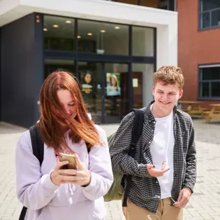 Leerlingen op het schoolplein Leerlingen op het schoolplein