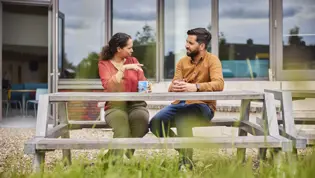 Docenten in overleg aan tuintafel Docenten in overleg aan tuintafel