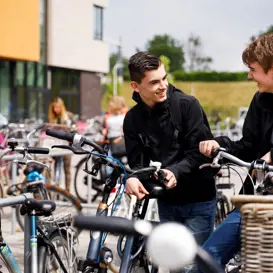 Leerlingen voortgezet onderwijs op het schoolplein Leerlingen voortgezet onderwijs op het schoolplein