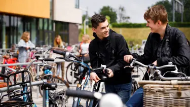 Leerlingen voortgezet onderwijs op het schoolplein Leerlingen voortgezet onderwijs op het schoolplein