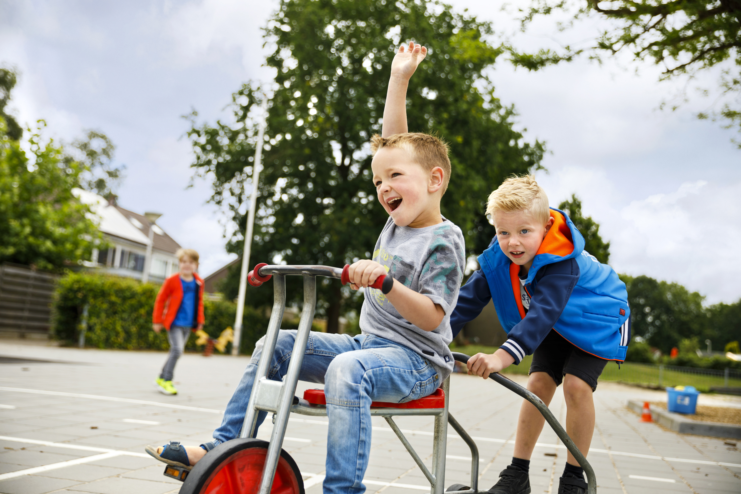 Leerlingen primair onderwijs in de zandbak