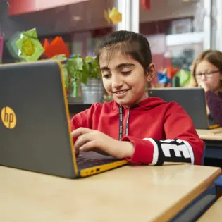 Leerlingen primair onderwijs achter de laptop Leerlingen primair onderwijs achter de laptop