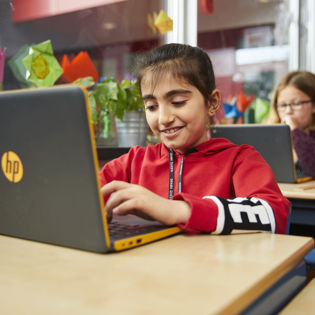 Leerlingen primair onderwijs achter de laptop