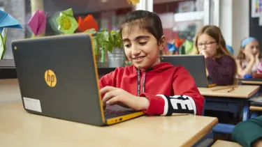 Leerlingen primair onderwijs achter de laptop Leerlingen primair onderwijs achter de laptop