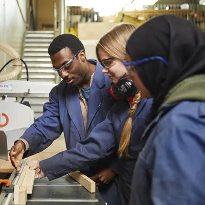 Docent en studenten middelbaar beroepsonderwijs in de werkplaats Docent en studenten middelbaar beroepsonderwijs in de werkplaats