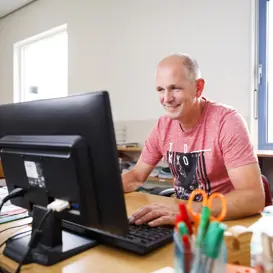 Leerkracht primair onderwijs achter de computer Leerkracht primair onderwijs achter de computer