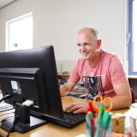 Leerkracht primair onderwijs achter de computer Leerkracht primair onderwijs achter de computer