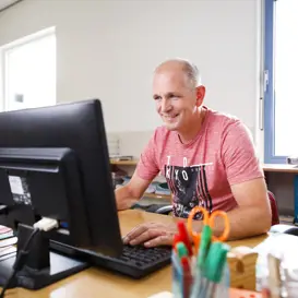 Leerkracht primair onderwijs achter de computer Leerkracht primair onderwijs achter de computer