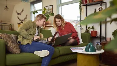 CitoLab - twee studenten met laptop op de bank CitoLab - twee studenten met laptop op de bank