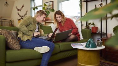 CitoLab - twee studenten met laptop op de bank