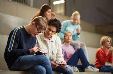 Cito volgsysteem VO - twee leerlingen met hun smartphone Cito volgsysteem VO - twee leerlingen met hun smartphone