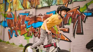 Tiener op de fiets Tiener op de fiets