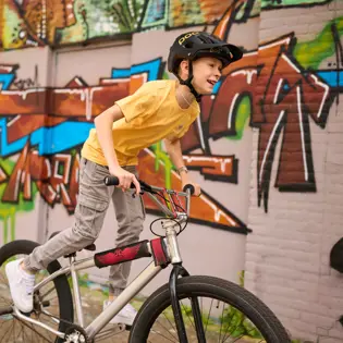 Tiener op de fiets Tiener op de fiets