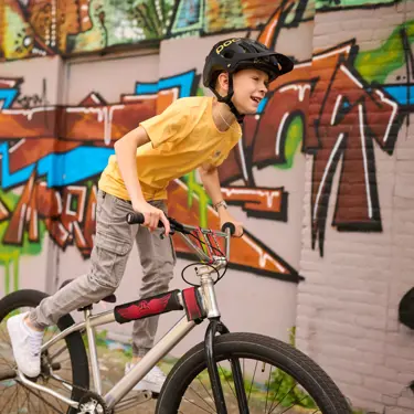 Tiener op de fiets Tiener op de fiets