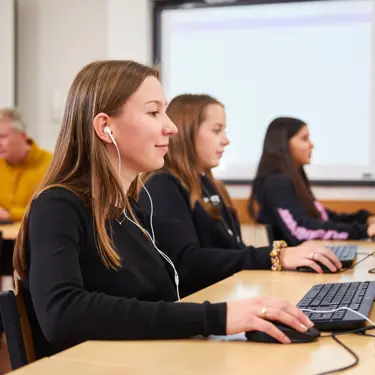 Leerlingen voortgezet onderwijs maken Kijk- en luistertoets Leerlingen voortgezet onderwijs maken Kijk- en luistertoets