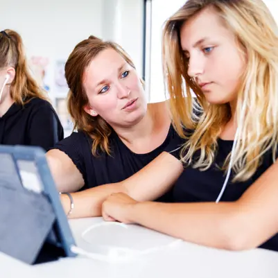 Leerlingen voortgezet onderwijs maken Kijk- en luistertoets Leerlingen voortgezet onderwijs maken Kijk- en luistertoets