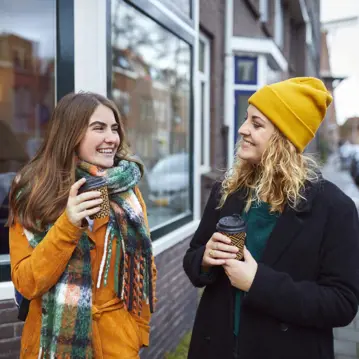 CitoLab - twee studenten met koffie to go CitoLab - twee studenten met koffie to go