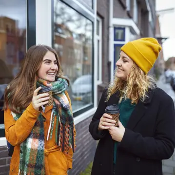 CitoLab - twee studenten met koffie to go CitoLab - twee studenten met koffie to go