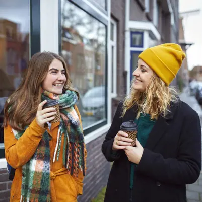 CitoLab - twee studenten met koffie to go CitoLab - twee studenten met koffie to go