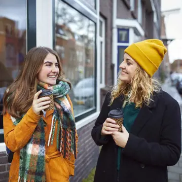 CitoLab - twee studenten met koffie to go CitoLab - twee studenten met koffie to go