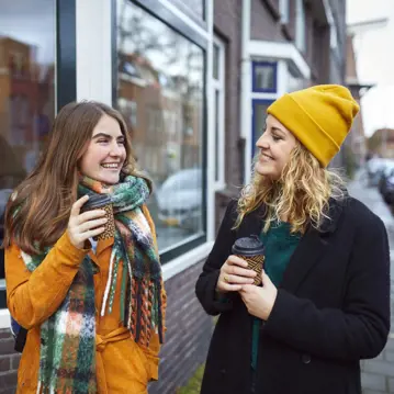 CitoLab - twee studenten met koffie to go CitoLab - twee studenten met koffie to go