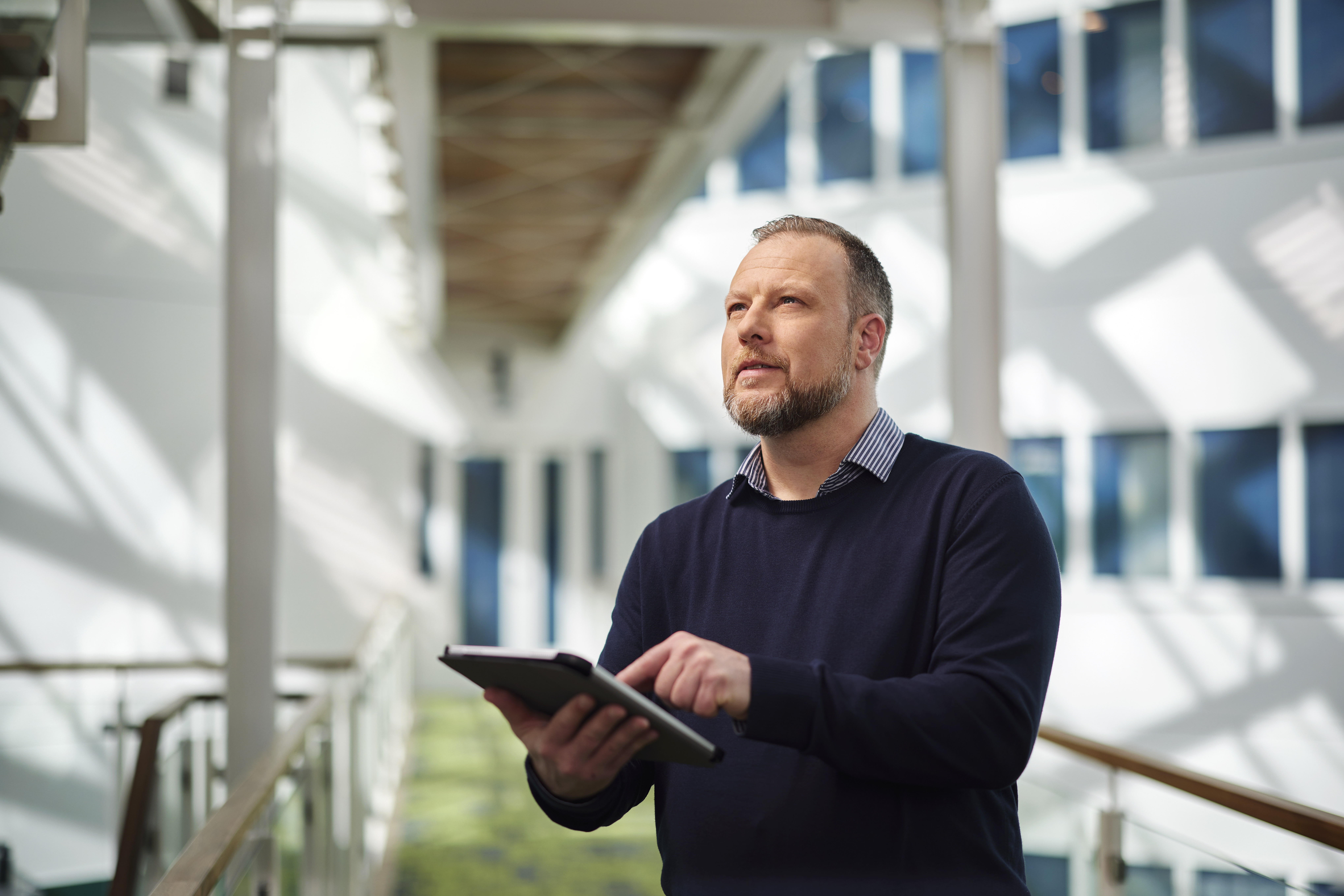 Een EP-adviseur registreert zijn bevindingen op een tablet.