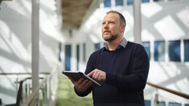 Certificeer uzelf als Energie Prestatie-adviseur bij Cito Zakelijk Een EP-adviseur registreert zijn bevindingen op een tablet.