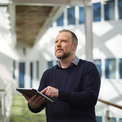 Certificeer uzelf als Energie Prestatie-adviseur bij Cito Zakelijk Een EP-adviseur registreert zijn bevindingen op een tablet.