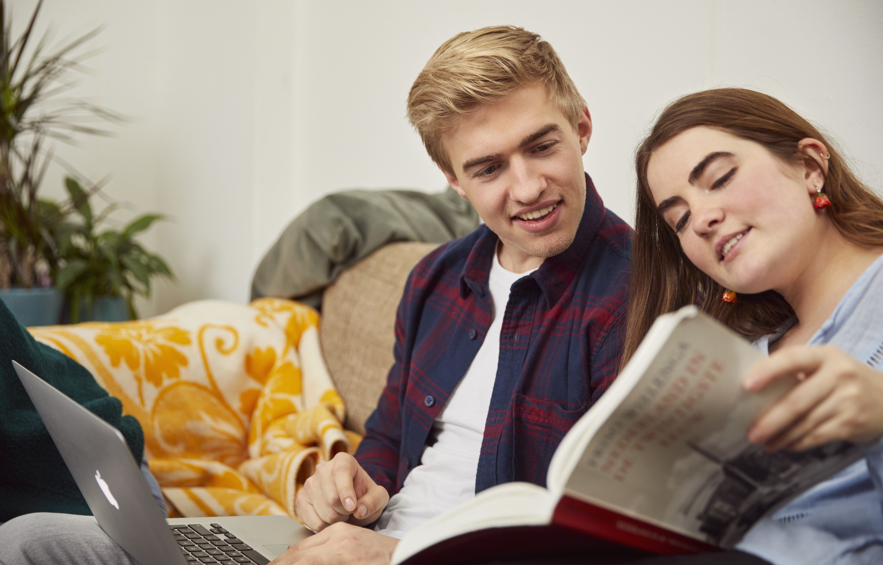 CitoLab - twee studenten met laptop en studieboek