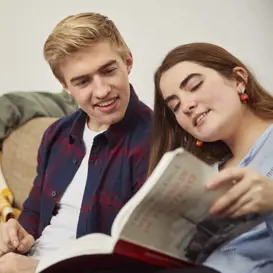 CitoLab - twee studenten met laptop en studieboek CitoLab - twee studenten met laptop en studieboek
