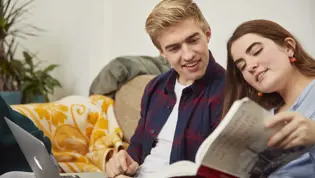 CitoLab - twee studenten met laptop en studieboek CitoLab - twee studenten met laptop en studieboek