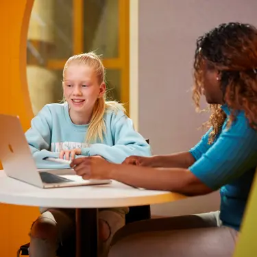 Cito volgsysteem VO - docent bespreekt resultaten met leerling Cito volgsysteem VO - docent bespreekt resultaten met leerling