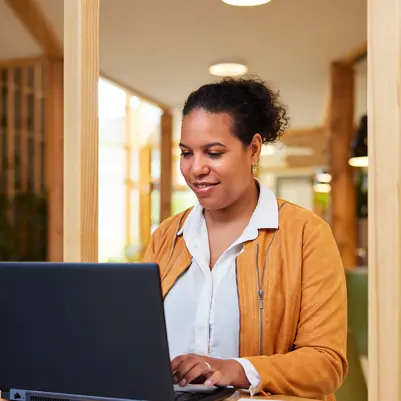 Leerkracht achter laptop Leerkracht achter laptop
