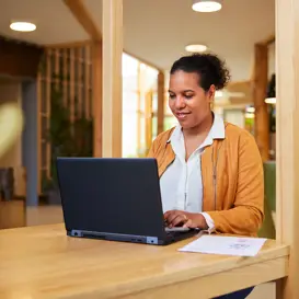 Leerkracht achter laptop Leerkracht achter laptop