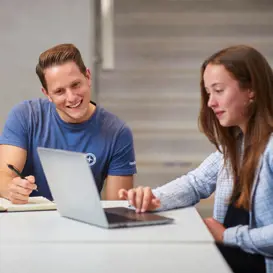 Docenten samen in overleg op school Docenten in overleg op school