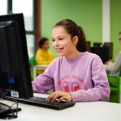 Cito volgsysteem VO - leerling maakt volgsysteem toets achter pc Cito volgsysteem VO - leerling maakt volgsysteem toets achter pc
