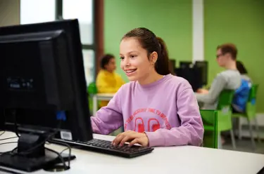 Cito volgsysteem VO - leerling maakt volgsysteem toets achter pc Cito volgsysteem VO - leerling maakt volgsysteem toets achter pc