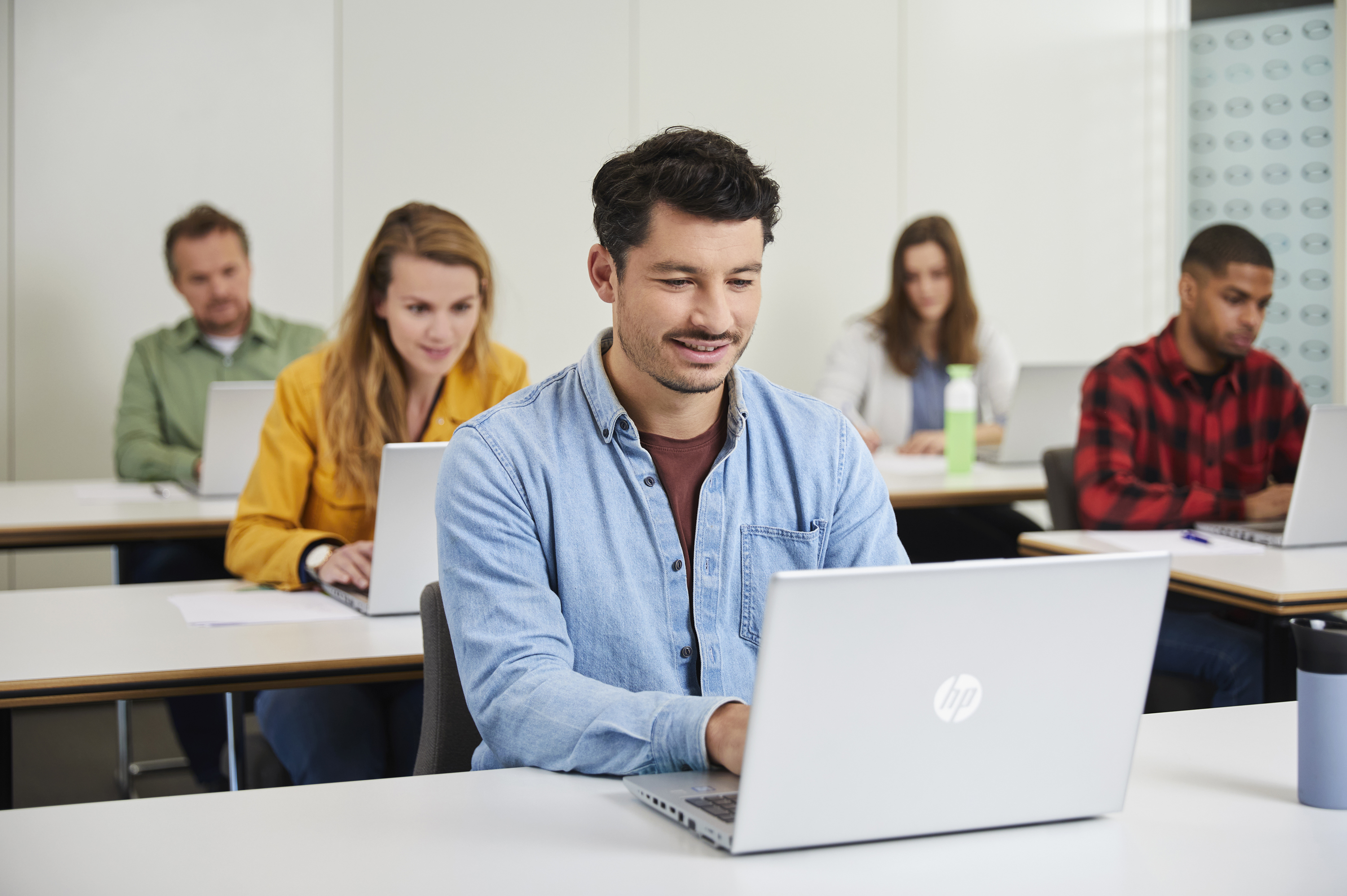 Studenten maken een digitale toets op een laptop